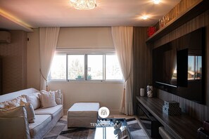 Appartement Deluxe, vue plage | Coin séjour | TV connectée de 60 pouces avec chaînes numériques, Netflix