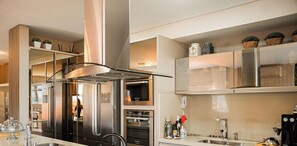 Appartement Deluxe, vue plage | Cuisine privée | Tables à manger