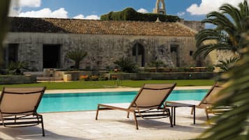 Außenpool (je nach Saison geöffnet), Sonnenschirme, Liegestühle