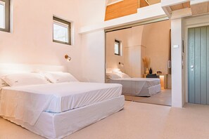 Suite Deluks, pemandangan kolam renang | Brankas, meja kerja, tirai kedap cahaya, dan kedap suara