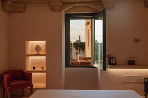 Suite Luxe, vue cour intérieure | Coffres-forts dans les chambres, bureau, rideaux occultants