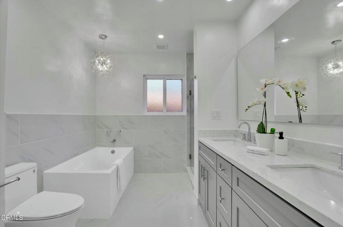 Een haardroger, handdoeken, zeep, toiletpapier