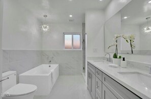 Secador de pelo, toallas, jabón, papel higiénico