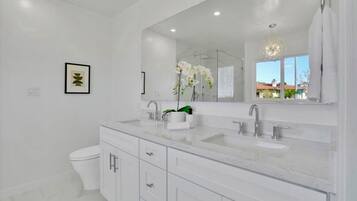 Hårtørrer, håndklæder, Sæbe, Toiletpapir