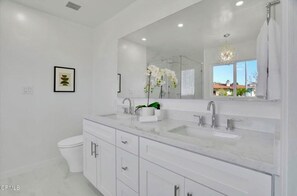 Hårtørrer, håndklæder, Sæbe, Toiletpapir