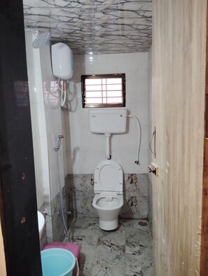 Dusche, Bidet, Handtücher, Seife