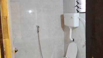 Chuveiro, bidê, toalhas de banho, sabonete