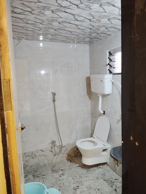 Chuveiro, bidê, toalhas de banho, sabonete