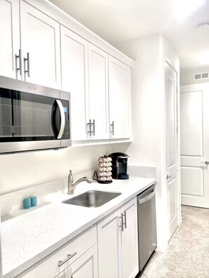 Refrigerador, microondas, cafetera y tetera y tetera eléctrica 