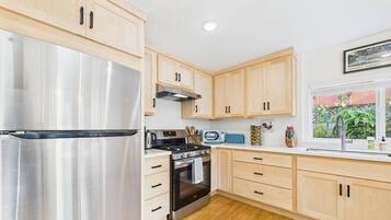 雪櫃、微波爐、焗爐、爐具