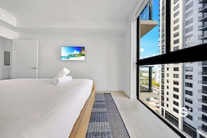 1 bedroom, desk, iron/ironing board, travel cot - Sleek Miami Condo | Rooftop Pool & Gym | City Views (Miami)