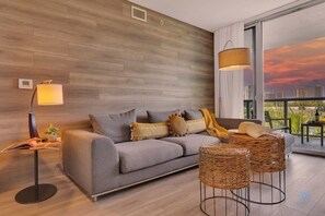 TV, offices - Elegant Beachside Retreat | Private Balcony | Pool (Hallandale Beach)