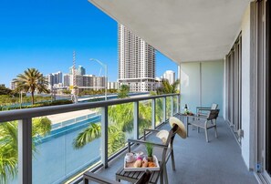Property grounds - Elegant Beachside Retreat | Private Balcony | Pool (Hallandale Beach)