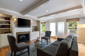 TV, fireplace, offices - Spacious 2BR Suite with Fireplace & Kitchen (Manchester)