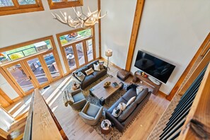 TV, fireplace - The Pinnacle Ridge Lodge (Nelson County)