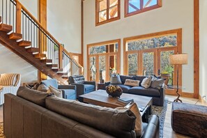 TV, fireplace - The Pinnacle Ridge Lodge (Nelson County)