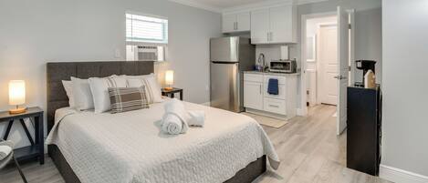 Een strijkplank/strijkijzer, internet, beddengoed