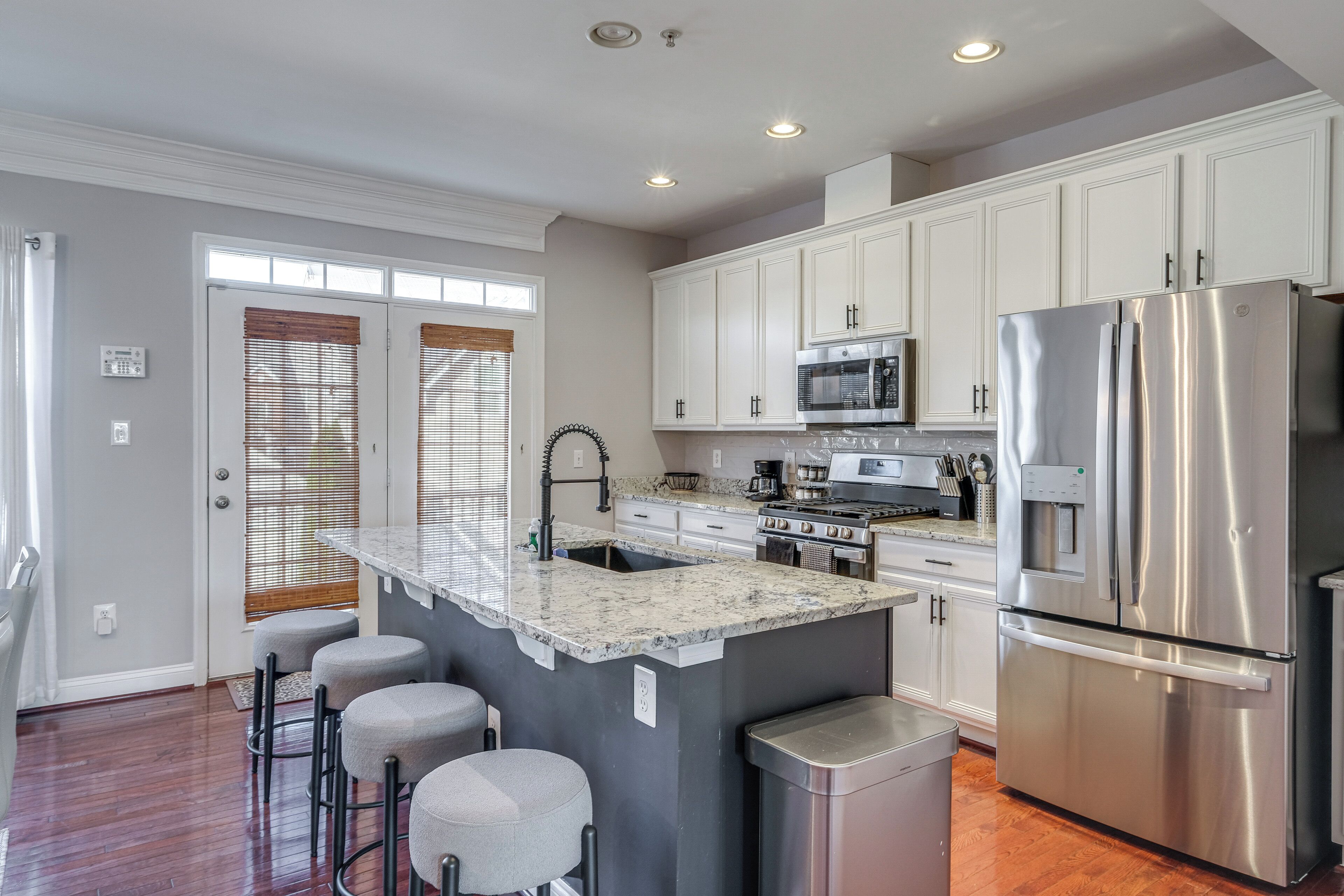 Kjøleskap, mikrobølgeovn, kokeplater og oppvaskmaskin