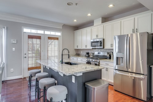 DC Area Base w/ Easy Transit Access + Game Room