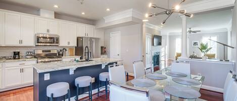 Jääkaappi, mikroaaltouuni, liesi, astianpesukone