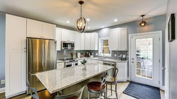 Réfrigérateur, micro-ondes, plaque de cuisson, lave-vaisselle