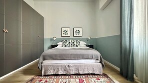 1 habitación, tabla de planchar con plancha, cuna de viaje y wifi