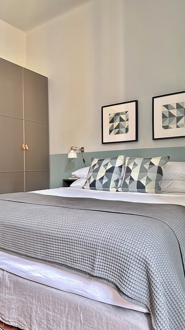 1 habitación, tabla de planchar con plancha, cuna de viaje y wifi