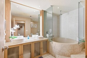 Shower, towels, shampoo - Beachside Hideaway | European Village | 2 Condos | Minutes To Beach (Palm Coast)