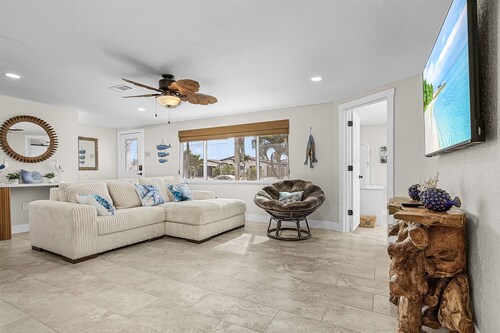 Waterfront 4BR Retreat on 6' plus deep water canal - Near beach and Downtown