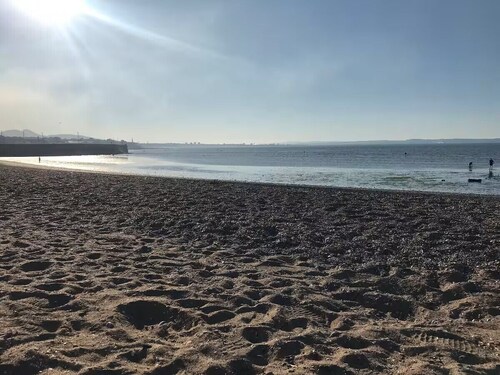 Edinburgh Holiday Home with Free Parking 5min to Edinburgh Waverly.