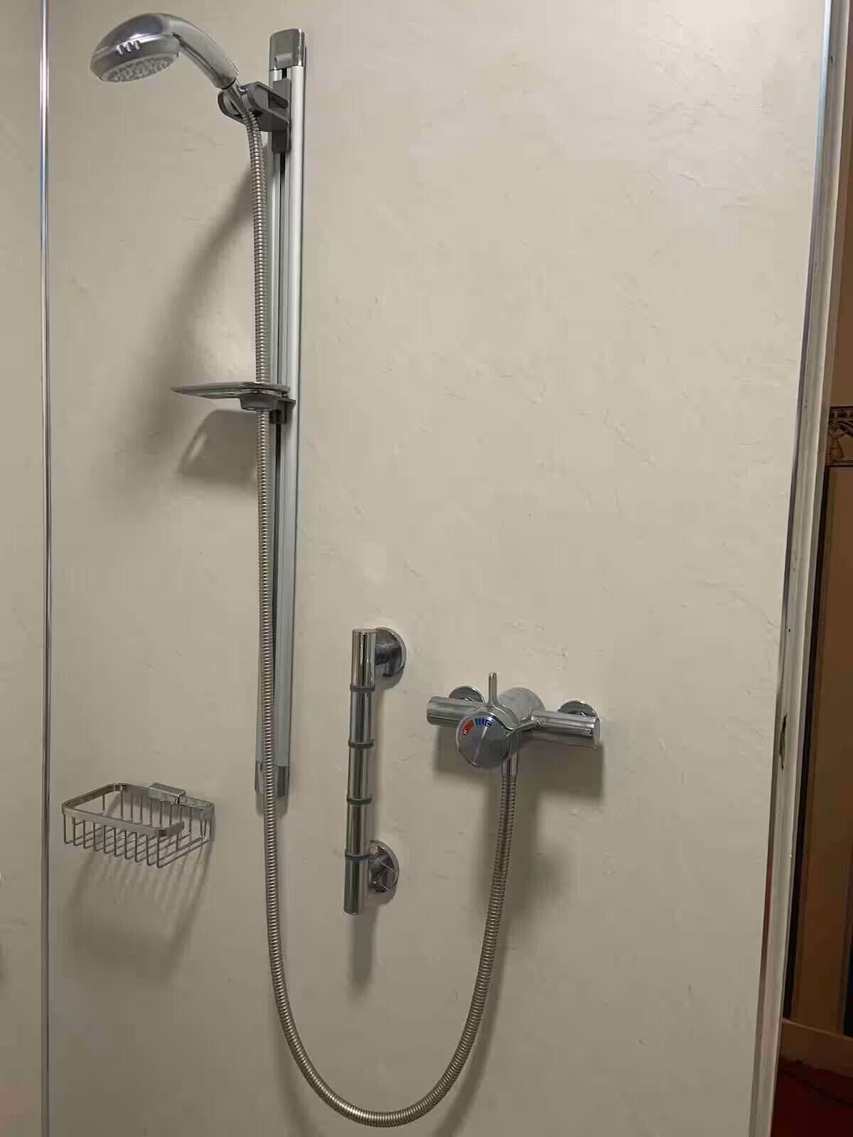 Douche, sèche-cheveux, serviettes fournies, savon