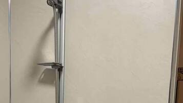 Douche, sèche-cheveux, serviettes fournies, savon