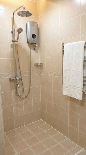 Asciugacapelli, asciugamani, sapone, shampoo