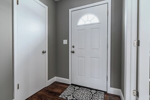 Interior - 4 Bd Paradise Gorgeous Design Close to All! (New Windsor)