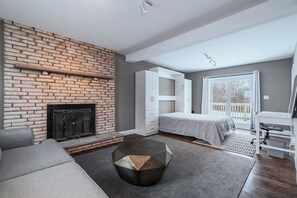 4 bedrooms, desk, iron/ironing board, travel cot - 4 Bd Paradise Gorgeous Design Close to All! (New Windsor)