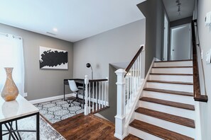 Interior - 4 Bd Paradise Gorgeous Design Close to All! (New Windsor)