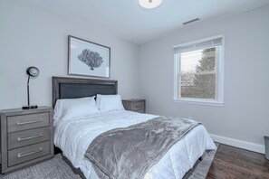 4 bedrooms, desk, iron/ironing board, travel crib - 4 Bd Paradise Gorgeous Design Close to All! (New Windsor)