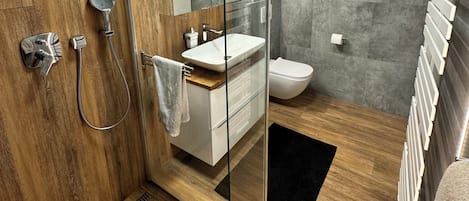 Haartrockner, Handtücher, Seife, Toilettenpapier
