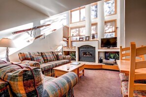TV, fireplace, DVD player, offices - Cozy 1BR Stay | Fireplace, Pool & Ski Lifts Nearby (Keystone)