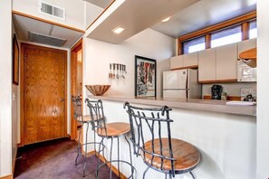 Fridge, microwave, oven, stovetop - Cozy 1BR Stay | Fireplace, Pool & Ski Lifts Nearby (Keystone)