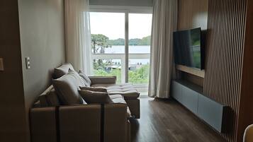 Appartement | Woonruimte | Een 32-inch smart-tv met digitale zenders