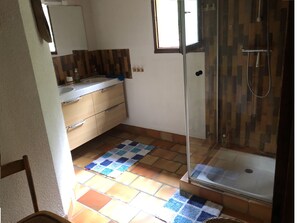 Dusche, Haartrockner, Handtücher, Toilettenpapier