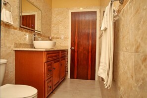 Shower, towels, toilet paper - Perfect 2-bedroom apartment with AC in charming The Farrington (The Valley)