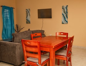 Dining - Perfect 2-bedroom apartment with AC in charming The Farrington (The Valley)