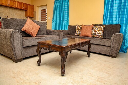 Perfect 2-bedroom apartment with AC in charming The Farrington