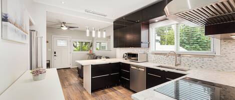 Frigorifero, microonde, piano cottura, macchina per tè/caffè