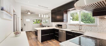 Modern Vancouver Home — Fast Wi-Fi & Self Check-In