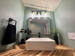 Chuveiro, secador de cabelo, toalhas de banho, sabonete