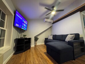 Living area - Contemporary Countryside Home, Minutes to Concord (Loudon)