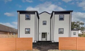 Exterior - 2 bedroom stylish home with entertainment Room and in prime Houston location (Houston)